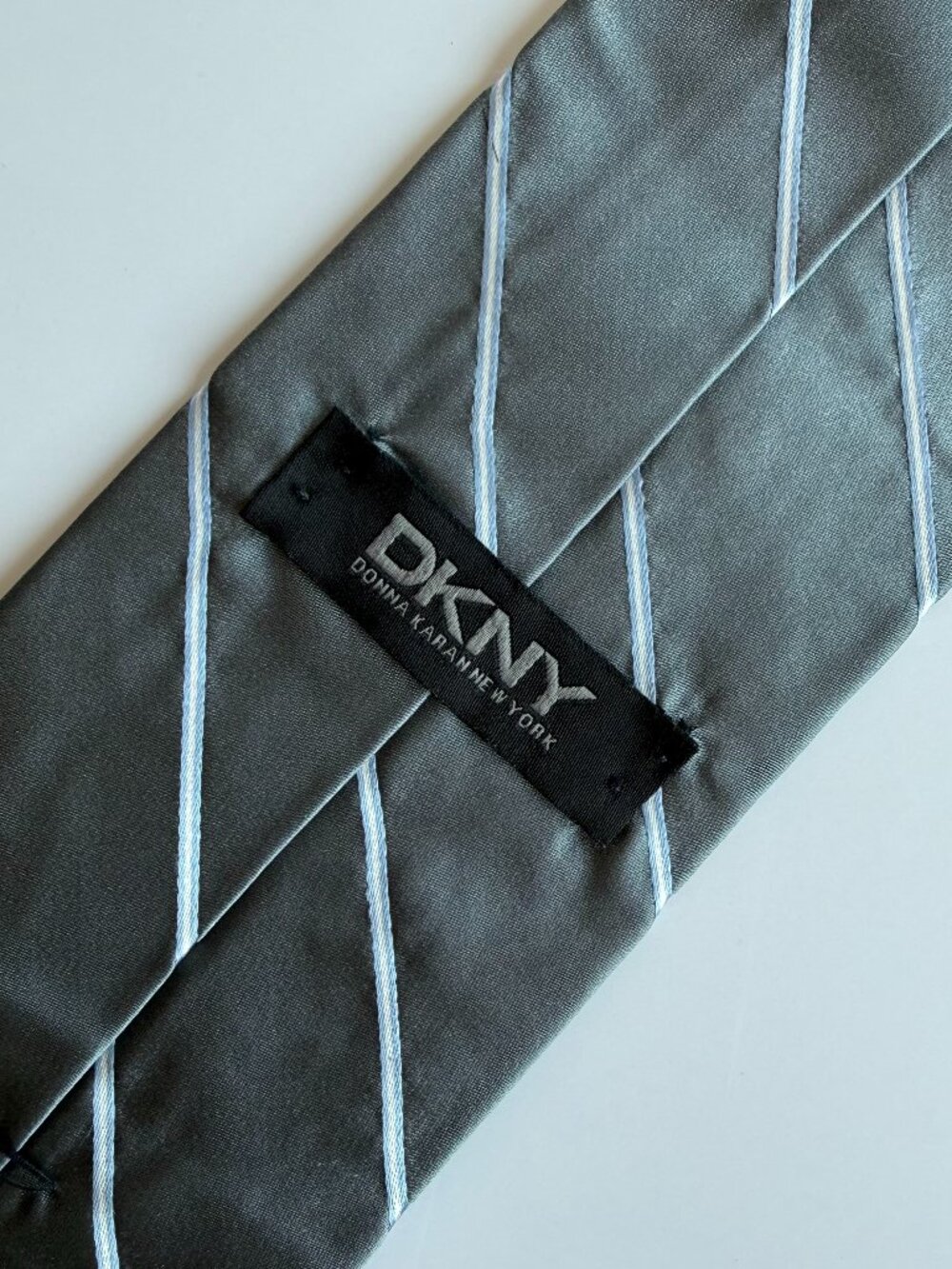 DKNY Men's Gray and White Tie